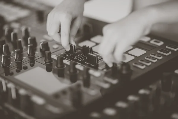 DJ che mixa musica su console al club — Foto Stock