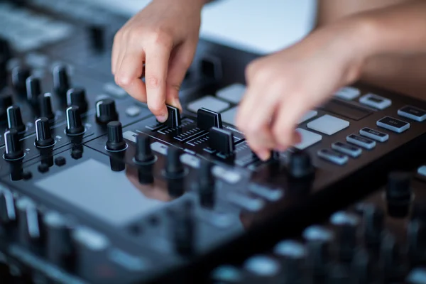DJ keverés zene a konzol a klubban — Stock Fotó