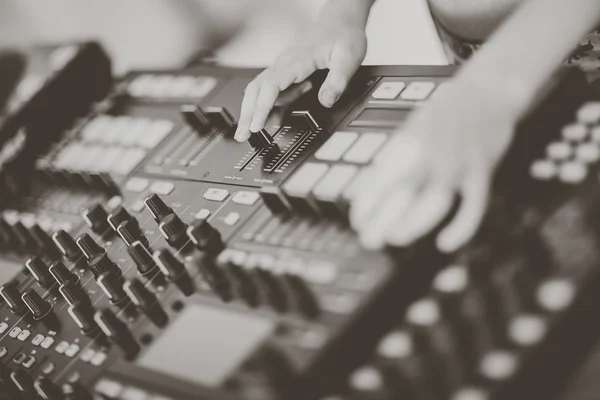 DJ mixing music on console at the club — Stock Photo, Image