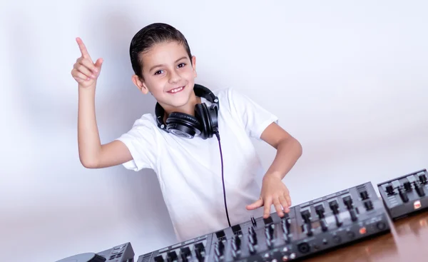 Kleiner Junge DJ mit Kopfhörern mischt Partymusik auf — Stockfoto