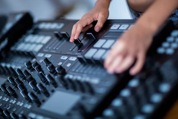 DJ mixování hudby na konzole v klubu Stock Snímky