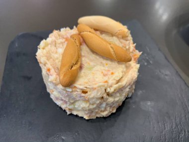 Rus salatası yemeye hazır.