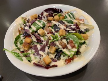 Sezar salatası yemeye hazır.