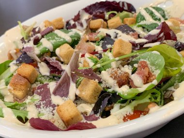 Sezar salatası yemeye hazır.