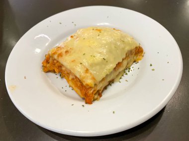 Etli lazanya yemeye hazır.