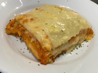 Etli lazanya yemeye hazır.