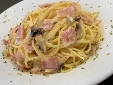 spagetti carbonara yemeye hazır.