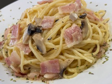 spagetti carbonara yemeye hazır.