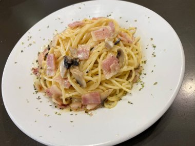 spagetti carbonara yemeye hazır.