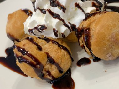 Kremalı çikolatalı profiterol.