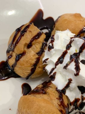 Kremalı çikolatalı profiterol.