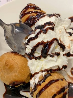 Kremalı çikolatalı profiterol.