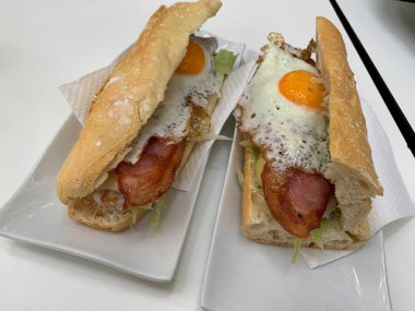 İspanya 'da tipik chivito sandviçi.