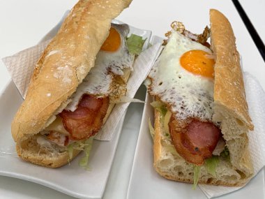 İspanya 'da tipik chivito sandviçi.