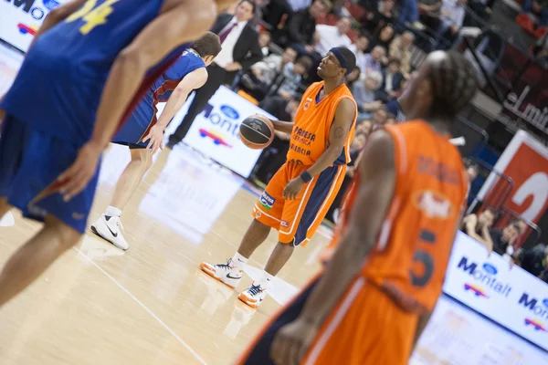 Giocatori durante la partita tra Valencia Basket contro il Barcellona — Foto Stock