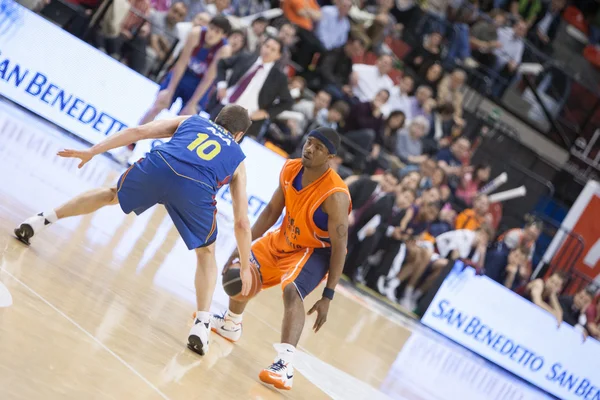 Spieler während des Spiels valencia basket gegen barcelona — Stockfoto