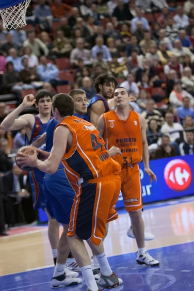 Jugadores durante el partido entre Valencia Basket contra Barcelona — Foto de Stock