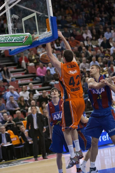 Joueurs pendant le match entre Valencia Basket contre Barcelone — Photo