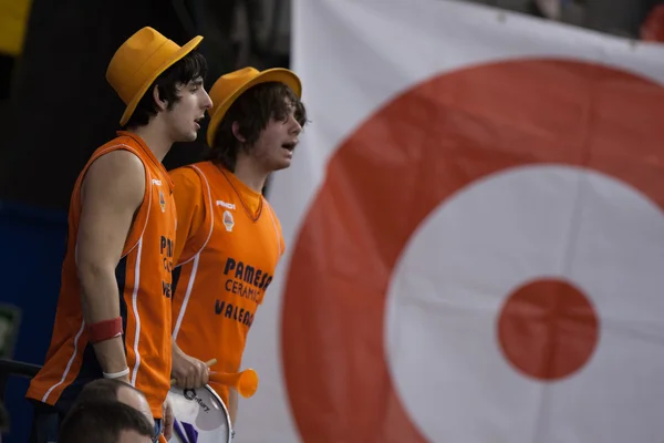 Aficionados durante el partido entre Valencia Basket contra Barcelona —  Fotos de Stock