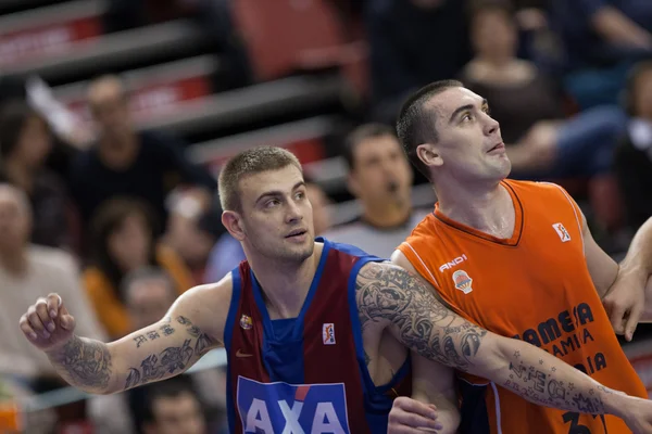 Hráči během hry mezi valencia basket proti Barceloně — Stock fotografie