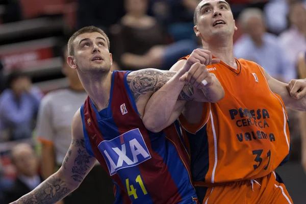 Jugadores durante el partido entre Valencia Basket contra Barcelona — Foto de Stock