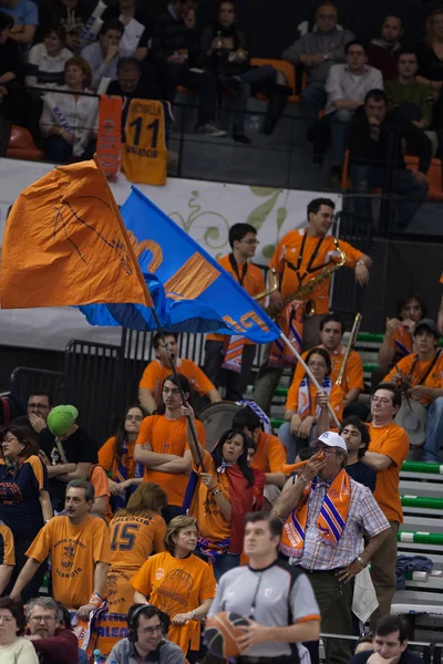 Fãs durante o jogo entre Valencia Basket contra Barcelona — Fotografia de Stock