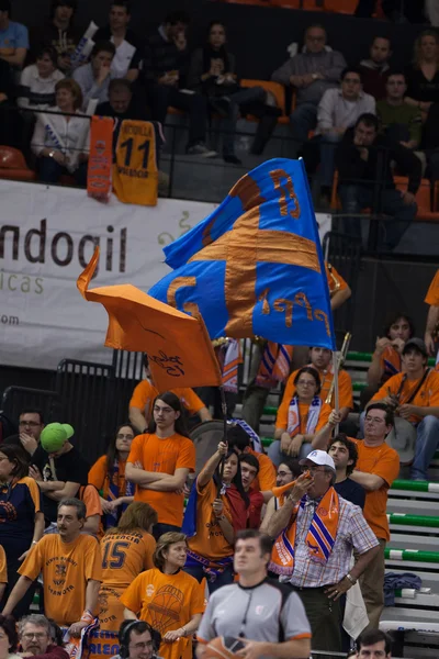 Fans pendant le match entre Valencia Basket contre Barcelone — Photo