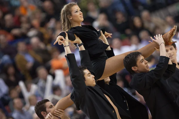 นักเต้นระหว่างการแข่งขันระหว่าง Valencia Basket กับบาร์เซโลนา — ภาพถ่ายสต็อก