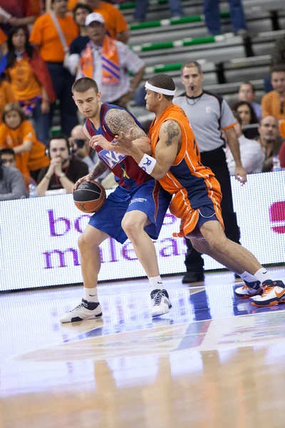 Spieler während des Spiels valencia basket gegen barcelona — Stockfoto