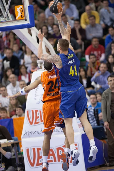 Hráči během hry mezi valencia basket proti Barceloně — Stock fotografie