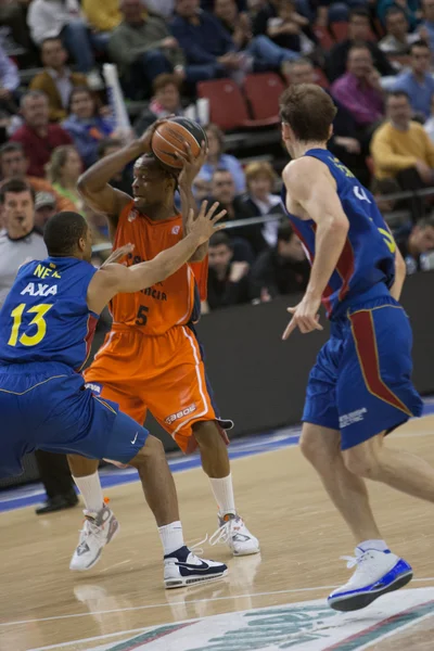 Hráči během hry mezi valencia basket proti Barceloně — Stock fotografie