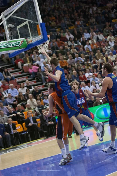 Pelaajat pelin aikana välillä Valencia Basket vastaan Barcelona — kuvapankkivalokuva