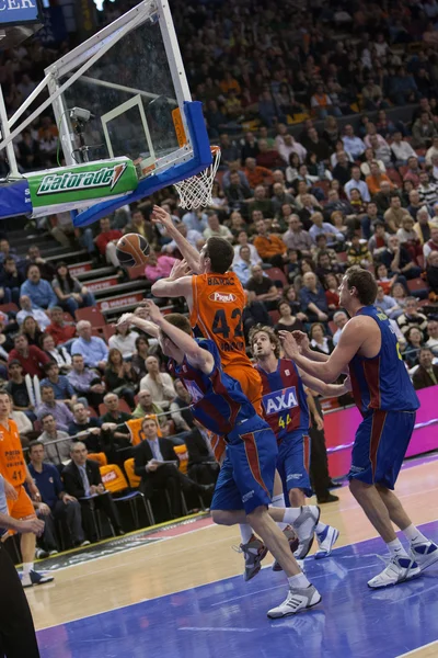 Pelaajat pelin aikana välillä Valencia Basket vastaan Barcelona — kuvapankkivalokuva