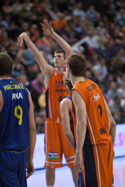Giocatori durante la partita tra Valencia Basket contro il Barcellona — Foto Stock