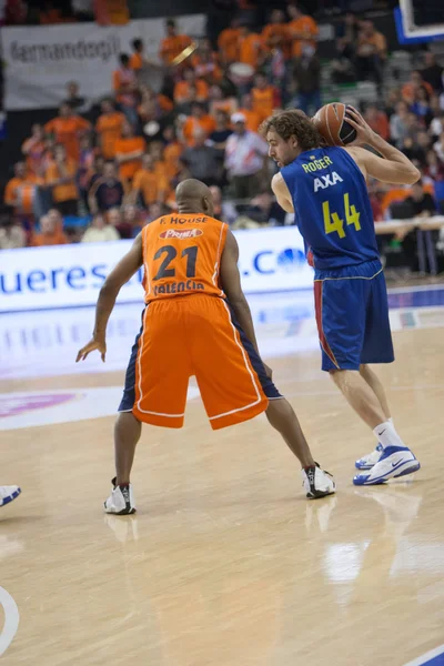 Hráči během hry mezi valencia basket proti Barceloně — Stock fotografie