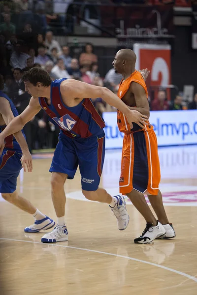 Jugadores durante el partido entre Valencia Basket contra Barcelona —  Fotos de Stock