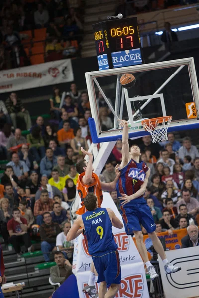 Joueurs pendant le match entre Valencia Basket contre Barcelone — Photo