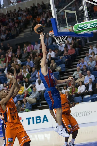 Hráči během hry mezi valencia basket proti Barceloně — Stock fotografie