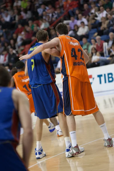 Hráči během hry mezi valencia basket proti Barceloně — Stock fotografie