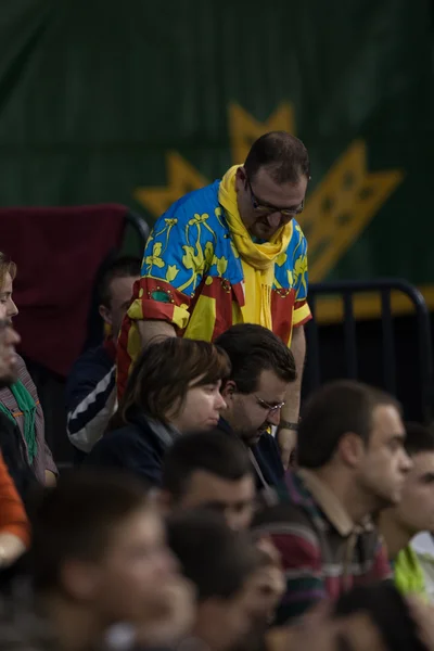 Fans tijdens de wedstrijd tussen valencia mand tegen barcelona — Stockfoto