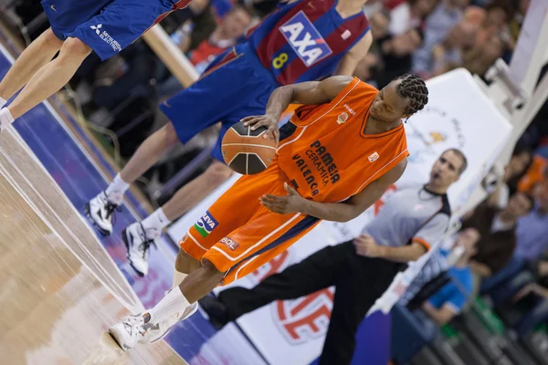ผู้เล่นระหว่างการแข่งขันระหว่าง Valencia Basket กับบาร์เซโลนา — ภาพถ่ายสต็อก