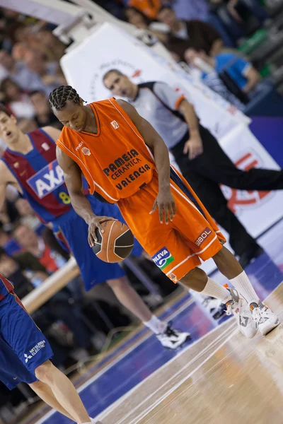 Hráči během hry mezi valencia basket proti Barceloně — Stock fotografie