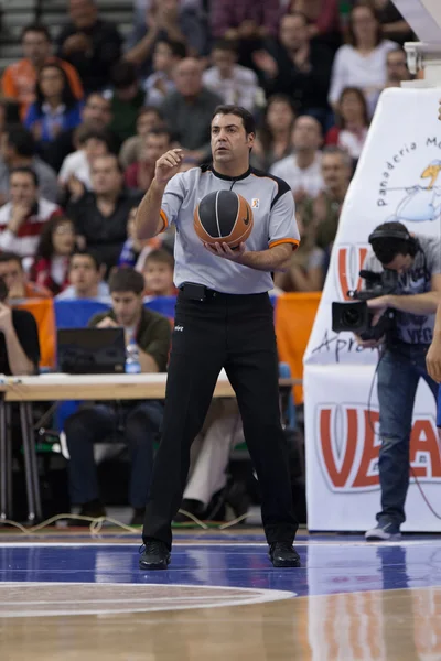 Pelaajat pelin aikana välillä Valencia Basket vastaan Barcelona — kuvapankkivalokuva