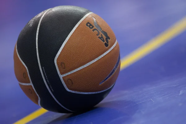 Bola oficial do jogo durante o jogo entre Valencia Basket contra Barcelona — Fotografia de Stock