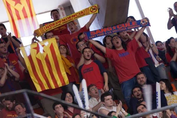 Fans tijdens de wedstrijd tussen valencia mand tegen barcelona — Stockfoto