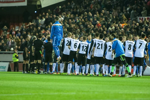 Les joueurs du Real Madrid et Valence avant le match — Photo