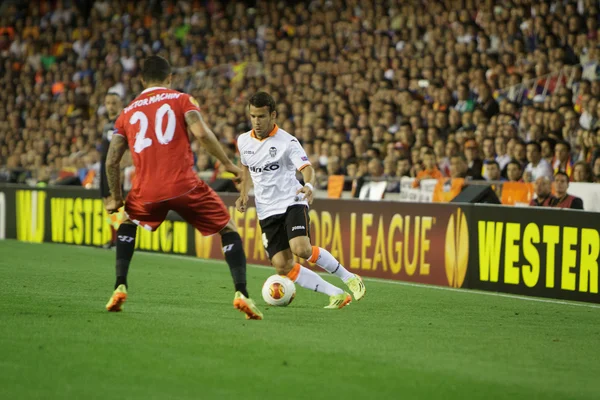 Vitolo defends to Bernat — Stock Photo, Image