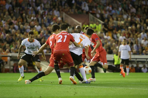 Jonas proberen om de bal tijdens de uefa Europa league halve finale overeenkomen met — Stockfoto