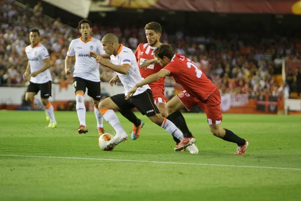 Feghouli pohání míč během uefa Evropa, zápas semifinále ligy — Stock fotografie