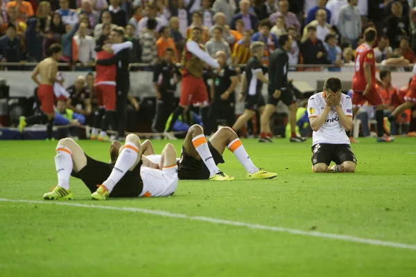 Valencia spelers op de vloer na sevilla doel — Stockfoto